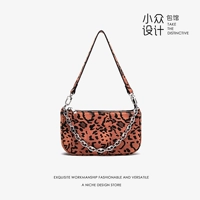 Бархатное пятно с рисунком тигра