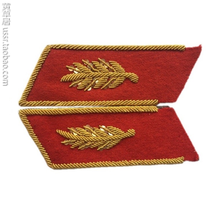 Fidelity Soviet Army General Trench Collar Badge A pair of gold thread embroidery on a red background