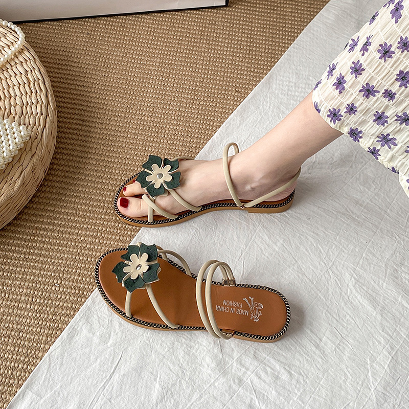 Net red bursting with small fresh sandals 2021 The new female Shaxian female wind student 100 hitch a pair of two-to-toe sandals