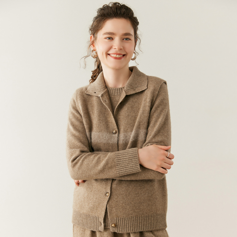 Winter New Cashmere Vest for Women with a Turn-Down Collar, Loose Fit, Slimming Knit Sleeveless Sweater, Versatile Wool Color-Blocked Vest