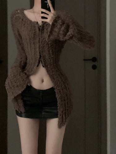 Сексуальная юбка, с акцентом на бедрах