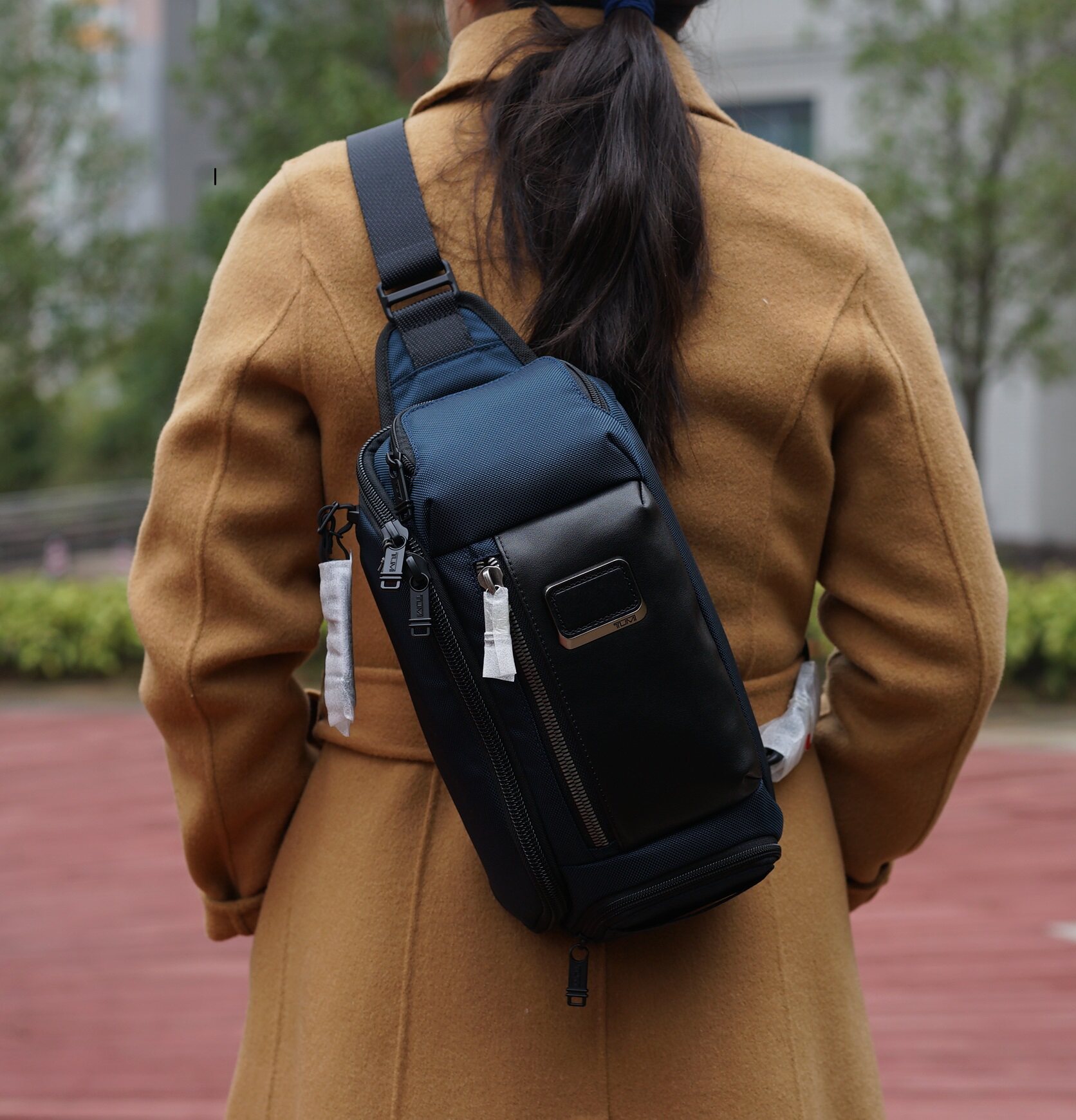 tumi kelley sling leather