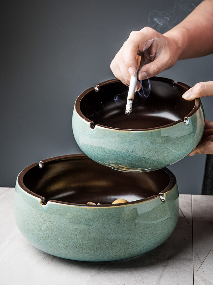 Creative large ashtray anti-fly ash European retro coffee table Ceramic ashtray Household living room office garbage tank