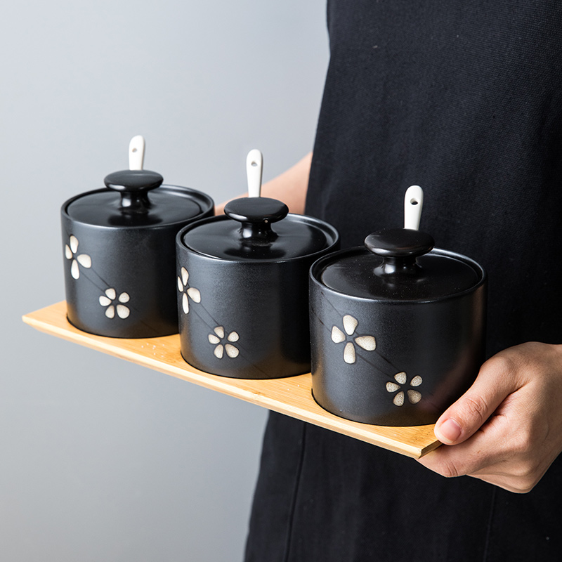 This porcelain ceramic household seasoning jar with cover teaspoons of Japanese creative kitchen sugar pot monosodium salt seasoning jar jar