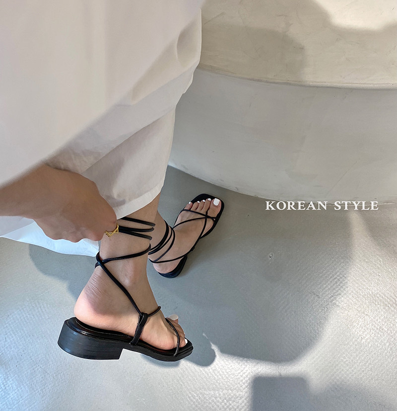 Chic designer style ~ giant comfortable Korean niche strappy thong Roman shoes low heel strappy sandals
