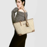 Черная вместительная и большая сумка на одно плечо