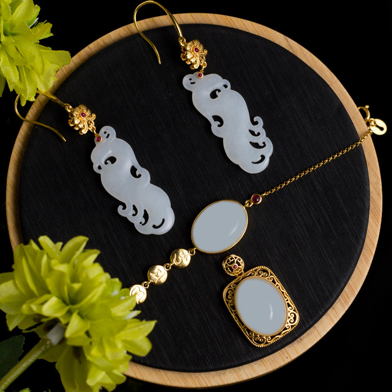 18K gold set Xinjiang mutton fat white jade ear hook gold filigree gourd ear line and Tian Yu egg noodle bracelet Old Zhao family