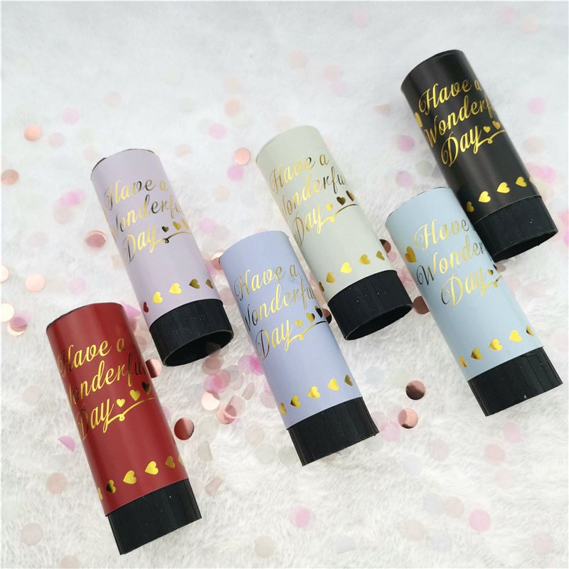 Wedding wedding Lilly with a small spray flower cylinder photo atmosphere props ins