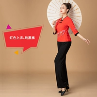 Красный топ + чистые черные штаны