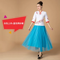 Белая топ + синяя сетчатая юбка