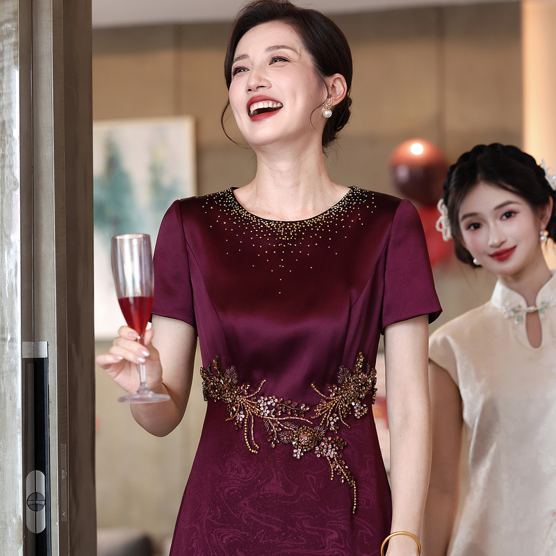 Elegant and High-End Wedding Banquet Dress for Mother-In-Law, Short-Sleeved, Luxurious Long-Style Beaded Qipao for Mother's Banquet Elegant and High-End Wedding Banquet Dress for Mother-In-Law, Short-Sleeved, Luxurious Long-Style Beaded Qipao for Mother's Banquet