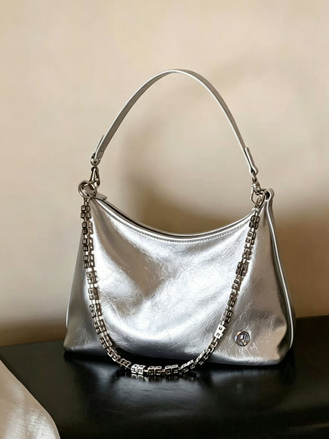ກະເປົ໋າ crossbody ບ່າໜຶ່ງສີເງິນສຳລັບຜູ້ຍິງ 2026 ກະເປົາແຟຊັນຊັ້ນສູງ ຍອດນິຍົມສຸດຫຼູຫຼາ niche