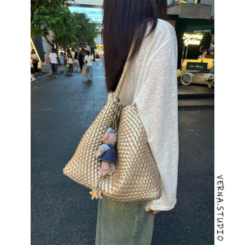 Champagne gold braided shoulder bag ຂະ​ຫນາດ​ໃຫຍ່​ສໍາ​ລັບ​ແມ່​ຍິງ​, super popular light luxury niche high-end commuting large capacity tote bag