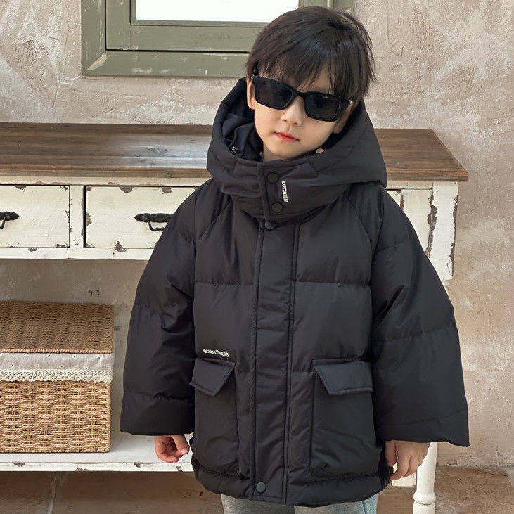 白くて厚手の、女の子と男の子向けの新しいスタイルのダウンジャケット。男女兼用で、冬のファッションに最適。フード付き。