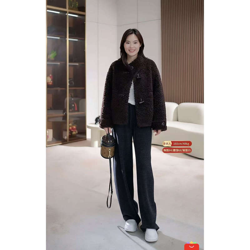 [Exclusive for Mrs. Li's Momo Fans] Korean-Style Stand-Up Collar Horn-Button Women's Short Warm Plush Coat Zq1345