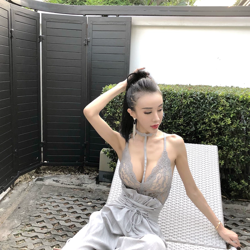 Người mẫu dịu dàng với cùng một đoạn gợi cảm cắt thấp cổ treo ren rỗng dây gợi cảm không tay áo vest một mảnh chạm đáy áo sơ mi nữ
