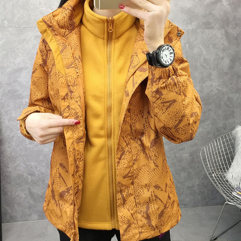 Outdoor charge coat autumn winter female printing crawl inner bile three-in-one or two pieces can be removed and thick wind climbing