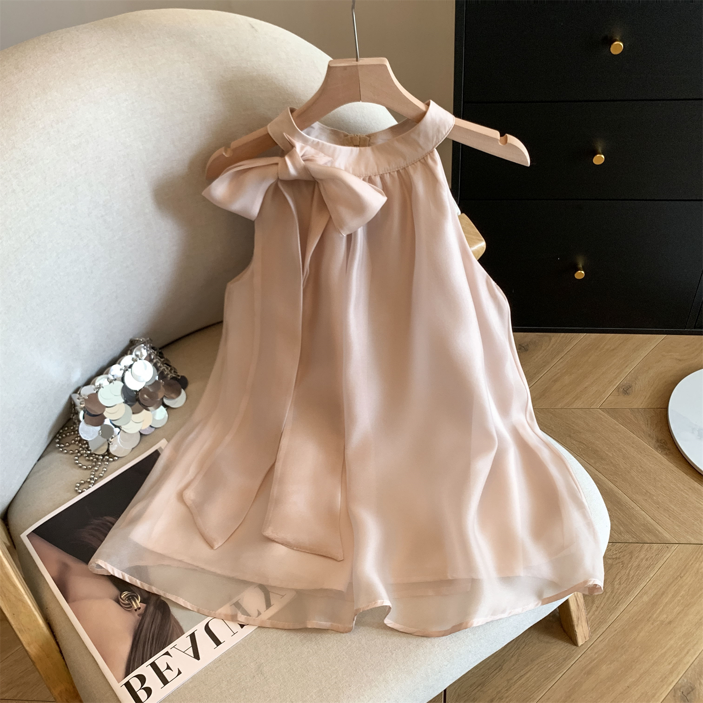 広州十三紅の高級売れ筋商品～今年の夏の女性用人気の美しい高級ノースリーブホルターネックオフショルダートップス