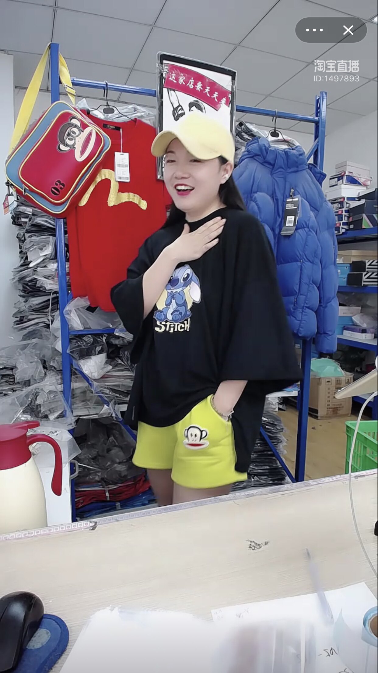 Large version of the T skirt cut into a short section to wear the effect cut into clothing length 72cm For your reference