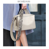 Fashion commuter Hand bag womens leather large capacity Womens bag 2021 new premium sense crocodile crossbody pillow bag