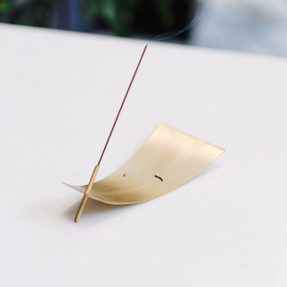 Japanese-Style Incense Holder Made of Pure Copper, High-End for Home Use, Suitable for Study Rooms, Tea Rooms, and Desks, Simple and Unique Incense Stand with Wooden Base