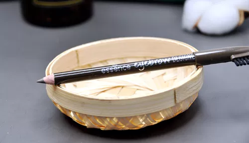 Я потерял этот карандаш для бровей!