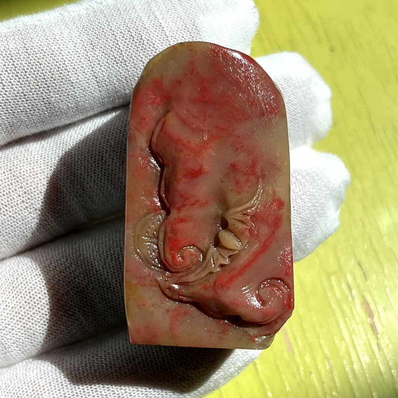 高品質の彰化鶏血石印章素材。1つは血のように赤い表面を持ち、コランダムを主成分としており、残りは硬質である。