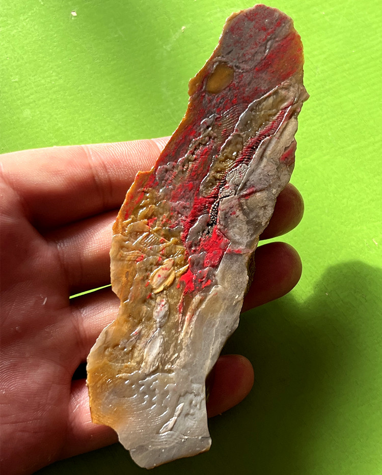 鶏血石、彰化鶏血石、彰化鶏血石、柔らかく半透明な翡翠、台座付き牛角型翡翠装飾品。