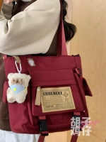 Версия Crossbody Burgundy добавляет грязную кошку