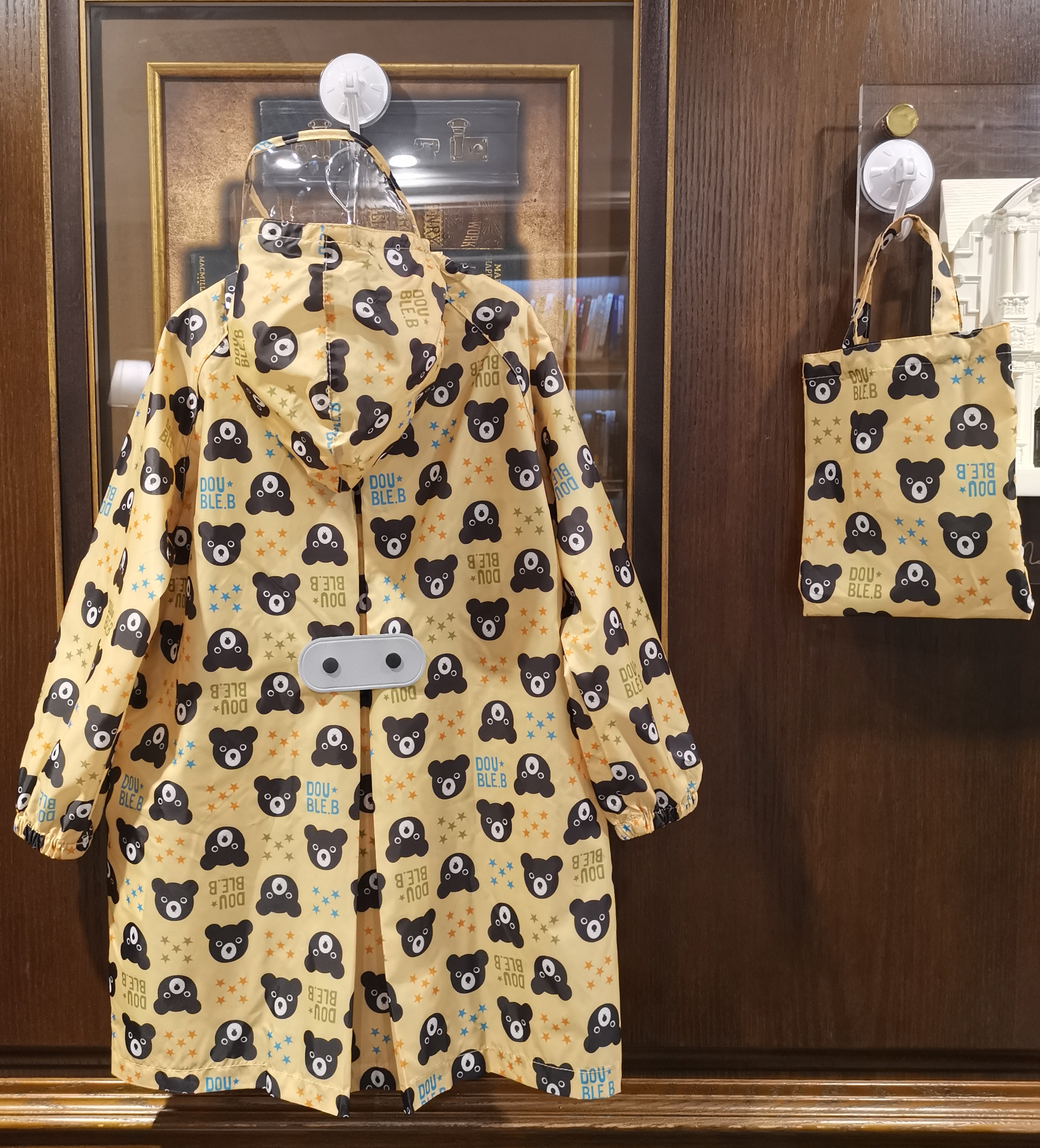 New 2023-day series cartoon thin section male and female elementary school children with children's school bag position raincoat Kindergarten Parted Rain Cape 