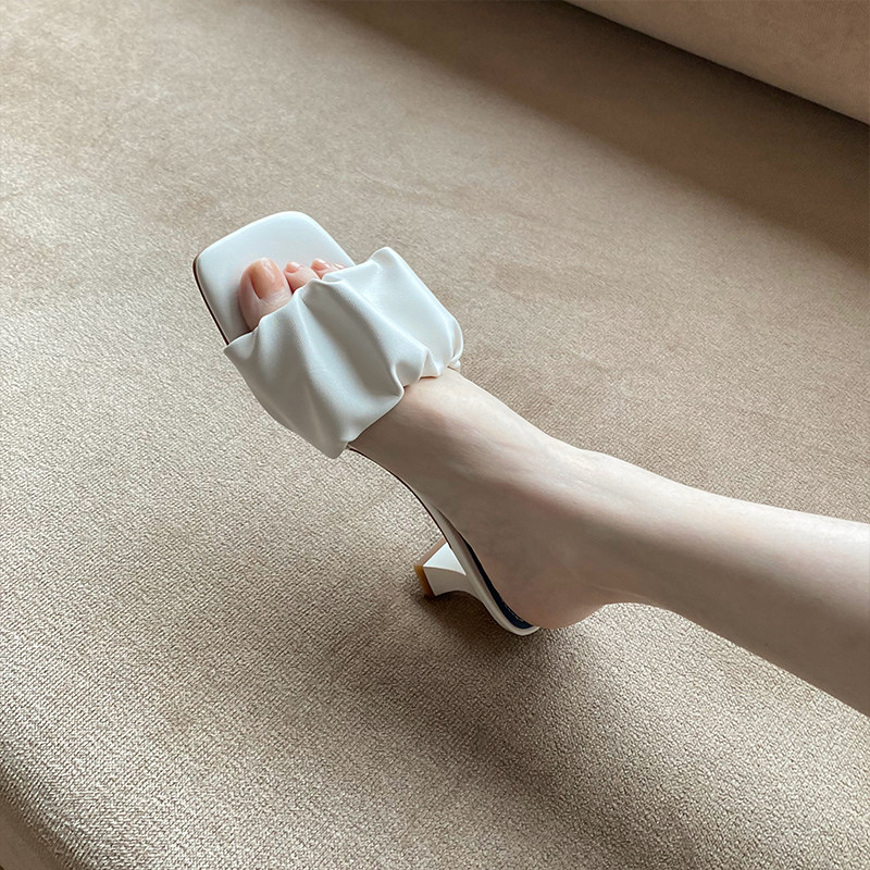 chic is comfortable ~ super beautiful white fold with a strap of sandals in the sandals and sandals outside the summer