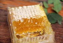Changbai Mountain Honeycomb honey chewing boxed honeycomb wild soil honey Honeycomb honey Pure honey Natural wild honey 1 kg