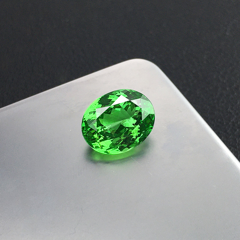 Chinese Tanjian language (raw mine direct supply gems) Guild 5.88 carats Vivid Green Saffray naked stone
