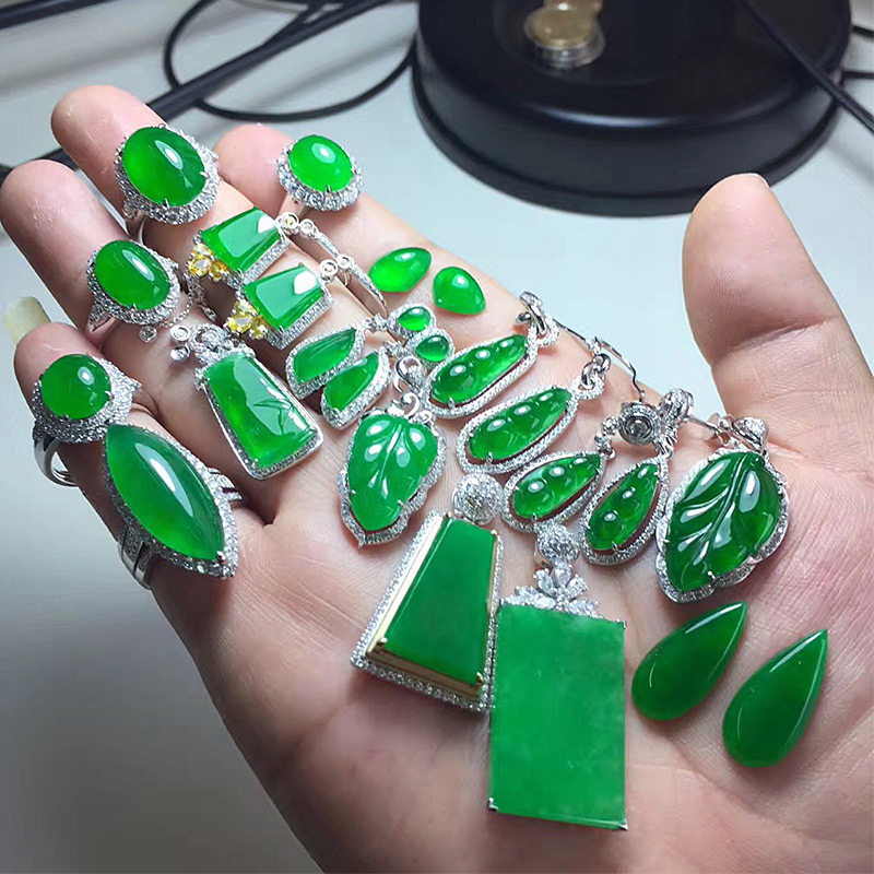 Full green jade on the new Zhongtan Craftsman language fight to buy ice jade pendant Guanyin Buddha male leaves Green beans peace buckle