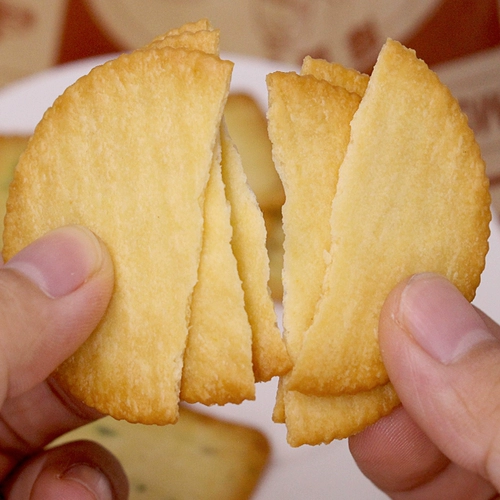 伟龙 Сумасшедшее печенье, тонкое печенье со вкусом чеснока Канчен и молоком, сухие хрустящие сыпучие закуски со вкусом шоколада