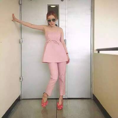 A French fashion set featuring a Thai niche streetwear brand socialite with a bow-shaped slimming halter top and seven-inch pants for women