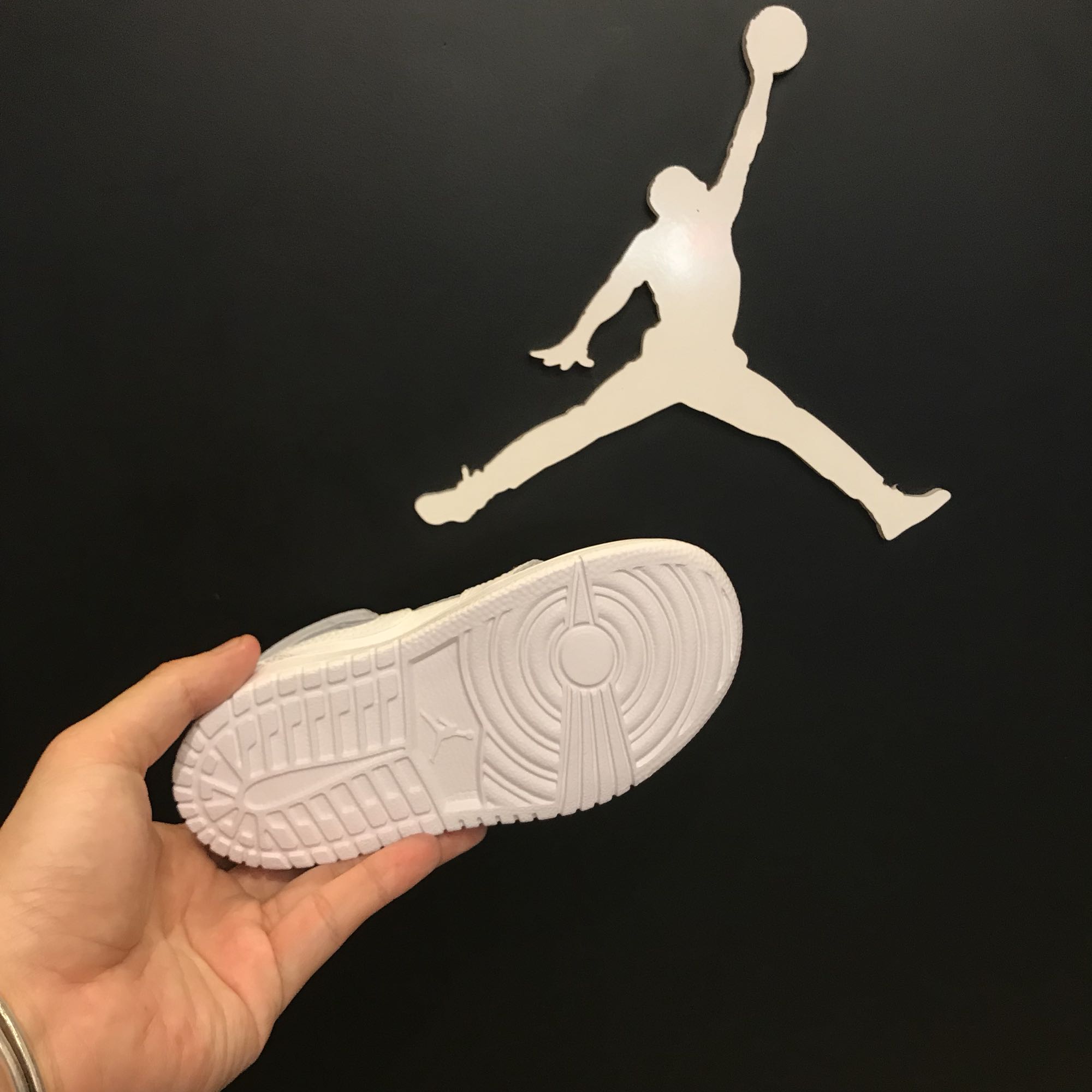 Mùa hè AR6352-109 610 JORDAN 1 trẻ em giày giày thanh niên AJ1 đen đỏ Jordan 1 thế hệ giày em bé giày thể thao trẻ em nam