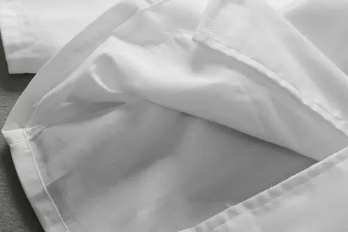 Столовая фабрика летние повары общественного повара, обслуживая мужчин и женского короткого рукава, прохладный холодный большой большой шеф -повар, подающий ультра -тетон и удобрения, увеличивает быстрое сушение