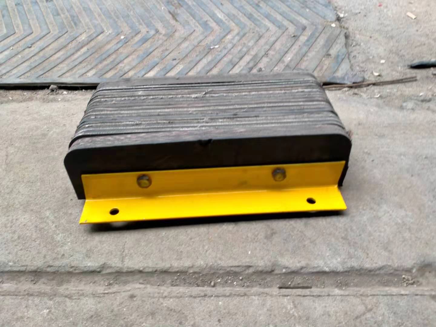 Anti-collision block rubber-sheet angle iron anti-collision strip pier marine D type rubber fender D150 solid protective side