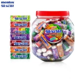 Жевательные надувные конфеты Mentos 1 кг содержат 100 кусочков детских хрустящих конфет со смешанным фруктовым вкусом в бочонке.