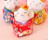 Японская фармацевтическая фармацевта Kiln Kitchen and Kimono сидят на трубе, чтобы набрать богатства кошек, чтобы достичь удачи