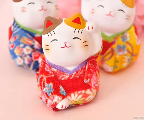 Японская фармацевтическая фармацевта Kiln Kitchen and Kimono сидят на трубе, чтобы набрать богатства кошек, чтобы достичь удачи