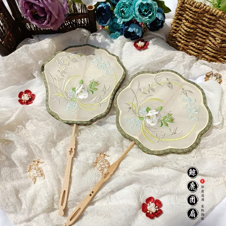 Whale deer Dunhuang flower Song brocade special-shaped round fan short handle round fan embroidery ancient style photo catwalk props Hanfu fan