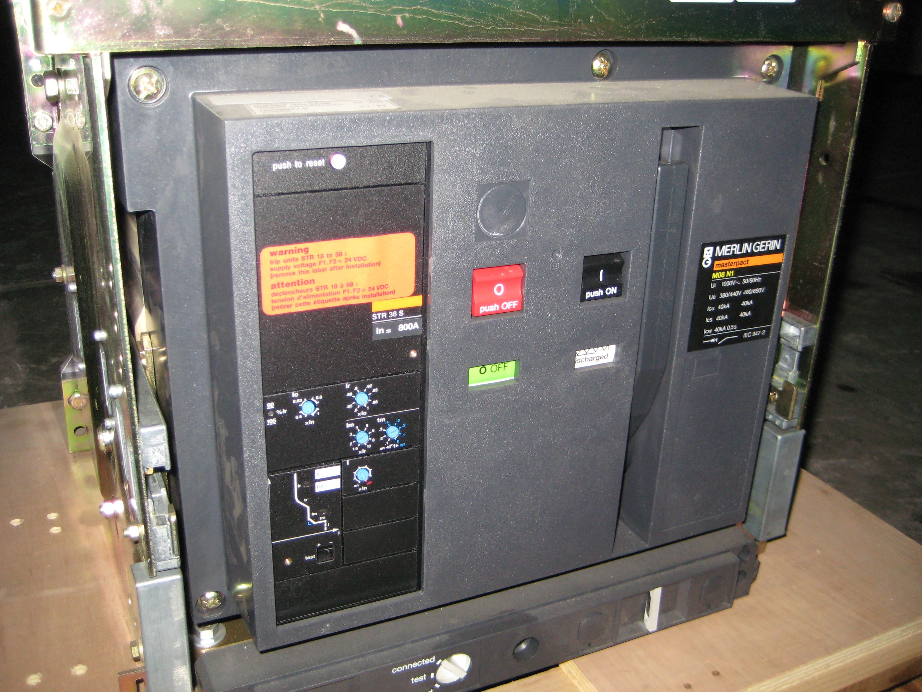 Merlin Gerin Masterpact M08N1 3P STR38S Frame Circuit Breaker