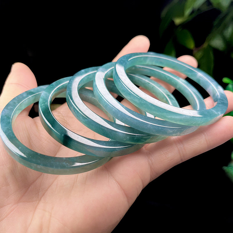 如何挑选2025潮流爆款：玉镯子老坑缅甸翡翠手镯选购全攻略