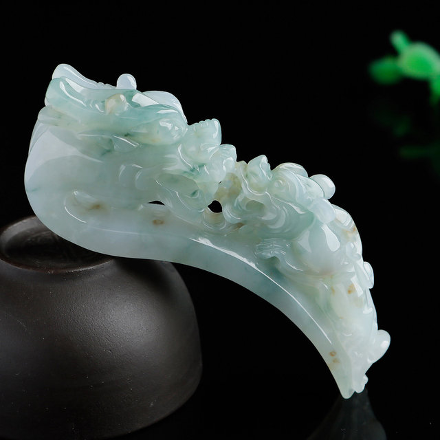 A-grade jade green looking into the dragon natural jade