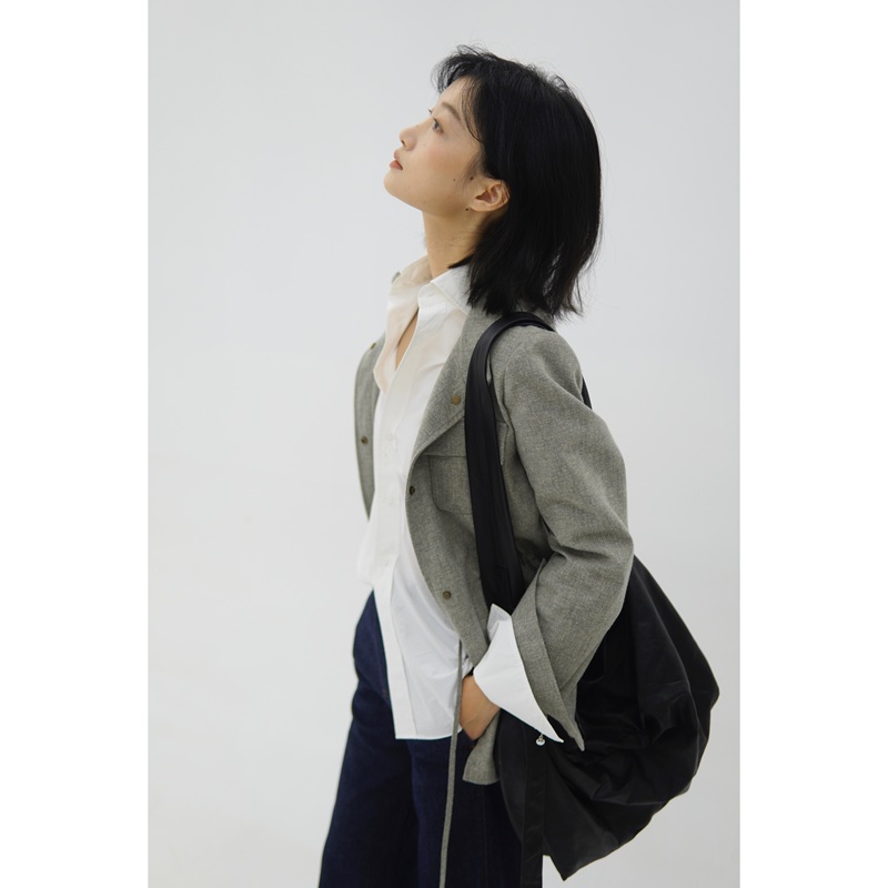 Self a Part Is a Casual and Stylish Short Jacket Made from a Hemp-Blend Yarn with a Crisp Texture, Suitable for Hunting