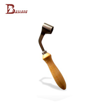 The unique curling blade design of the equestrian hoof trimming knife is especially suitable for trimming the soles of horse hoofs. Bachilong