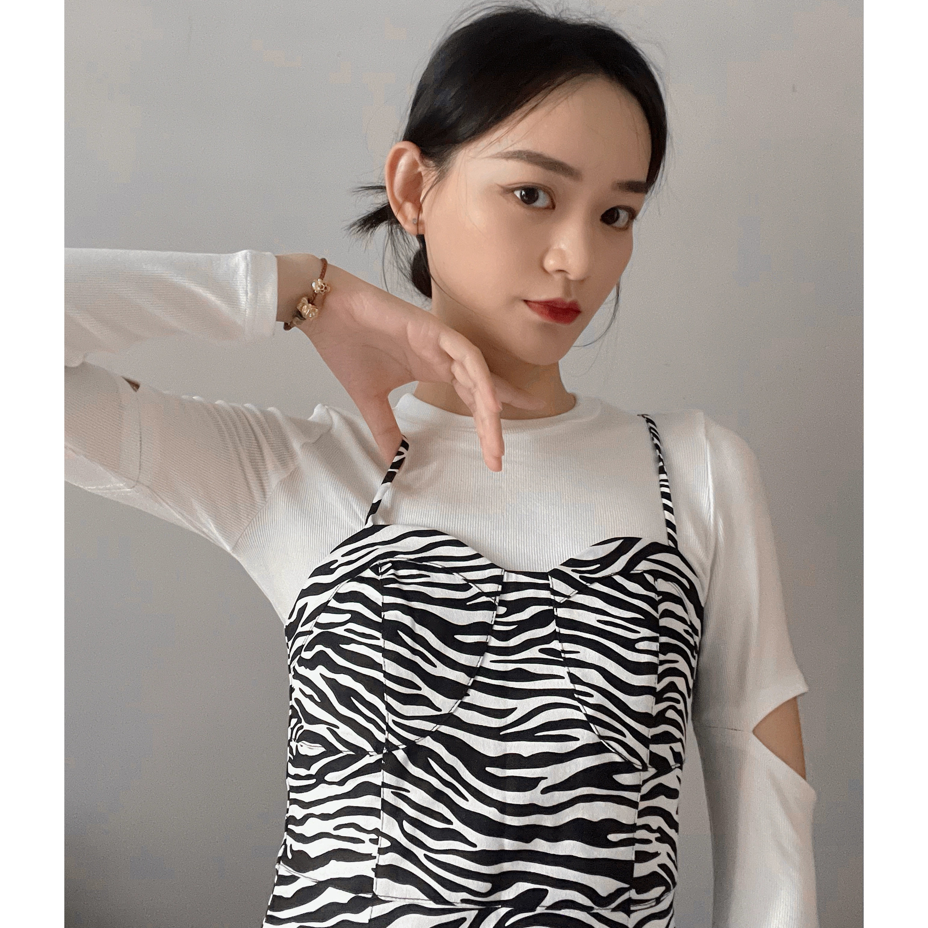 Mô hình ngựa vằn đen địu hình chữ a Váy vi thun ôm eo cao cổ gợi cảm Váy ngắn kiểu Pháp Vẻ đẹp châu Âu mùa hè - Váy eo cao