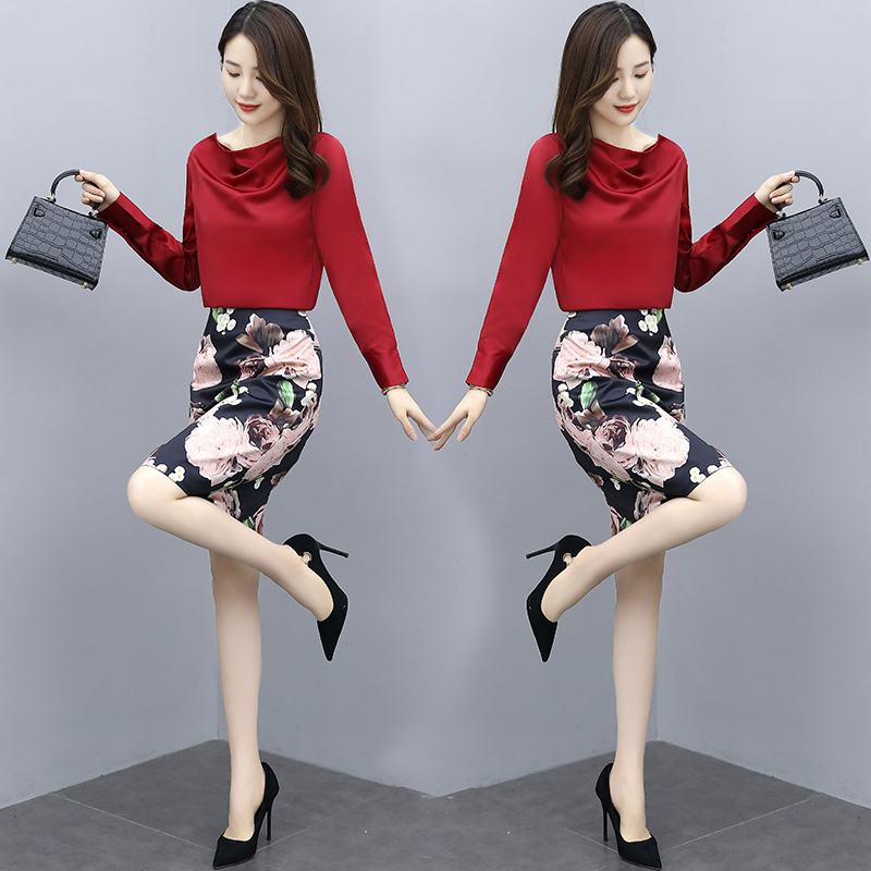 Light-cooked wind suit 2022 Fall new small woman taste T-shirt Hip Printed Step Skirt two sets 